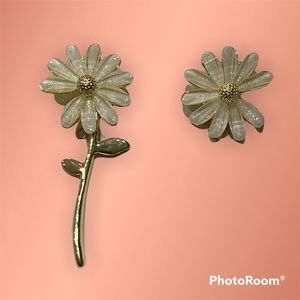 💰2/$12💰NEW•Gold tone White Daisy asymmetric post earrings
